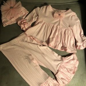 Adorable 3 piece Mudpie set. Size 0-3 months